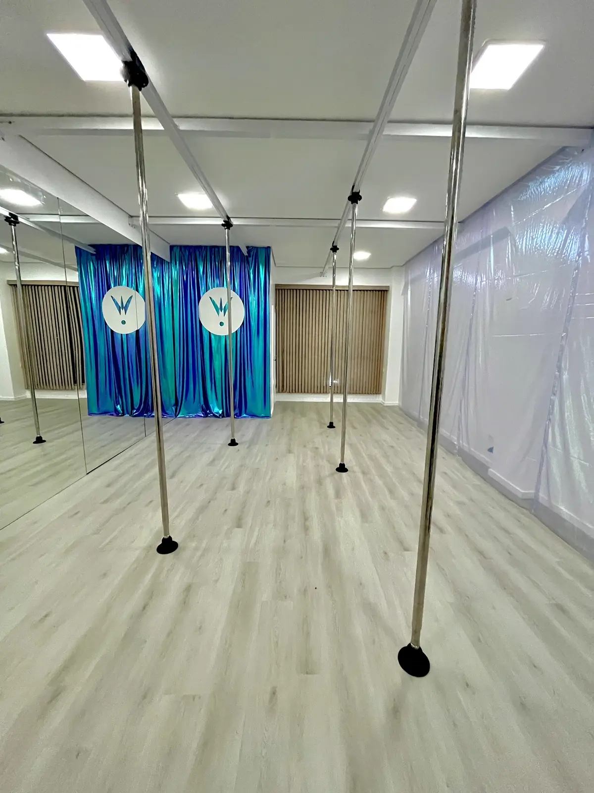 Lounge de recepção do In.Verso Pole Studio em Portão, Curitiba